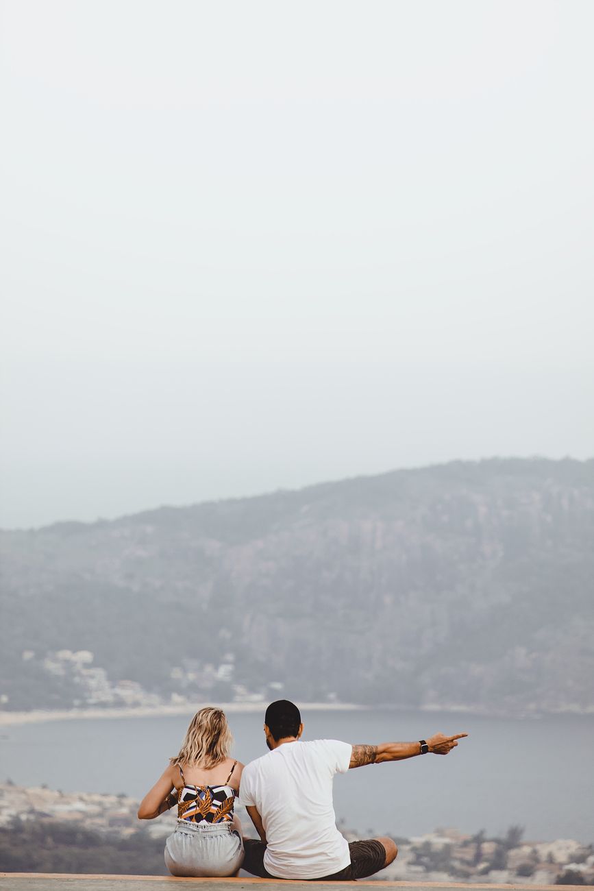 Casal desfrutando de vista panorâmica no Rio de Janeiro