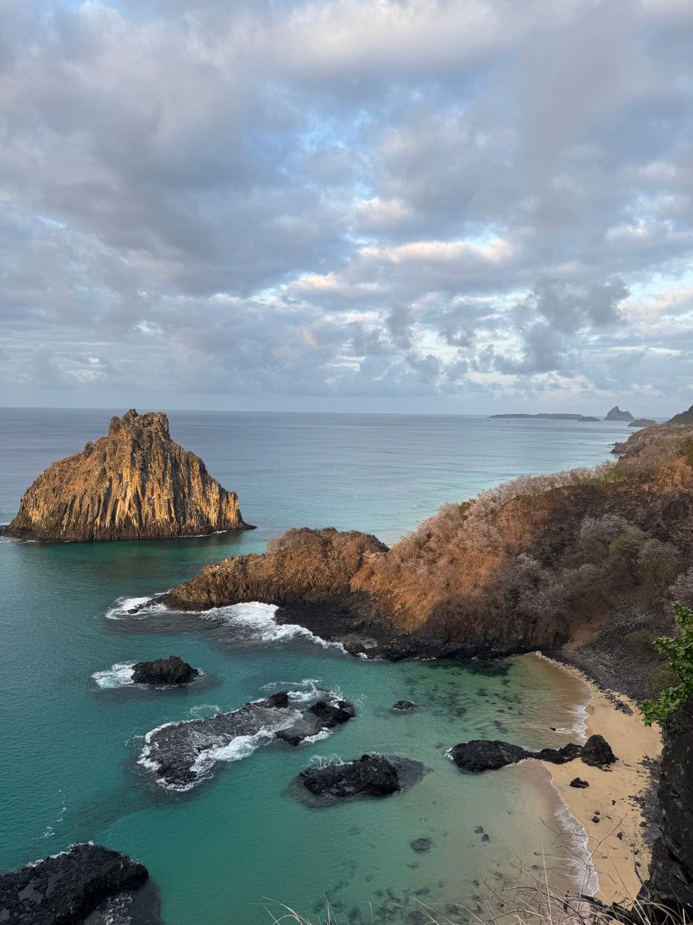 Vista deslumbrante de Fernando de Noronha e praias do Brasil