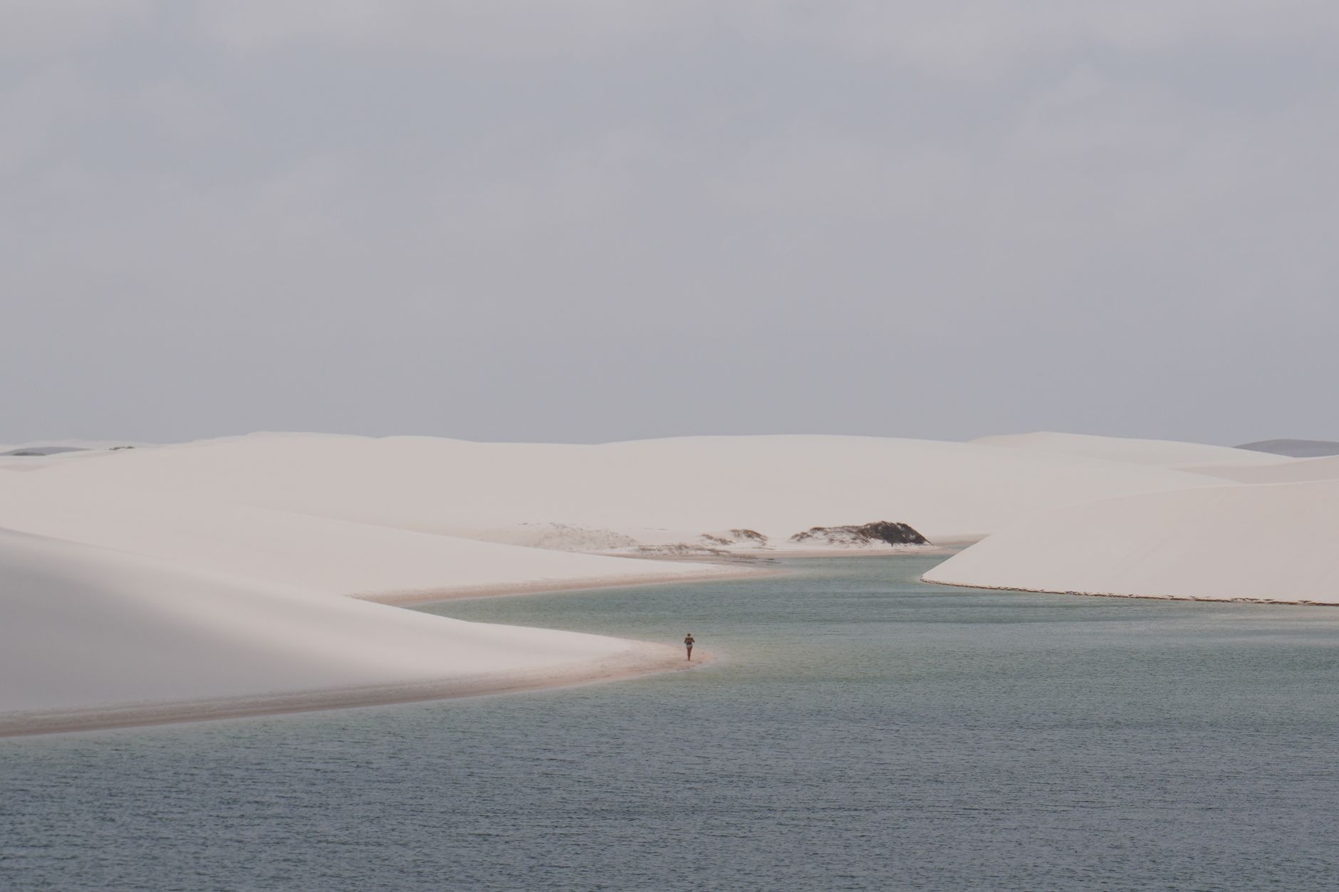 Dunas e lagoas azuis dos Lençóis Maranhenses