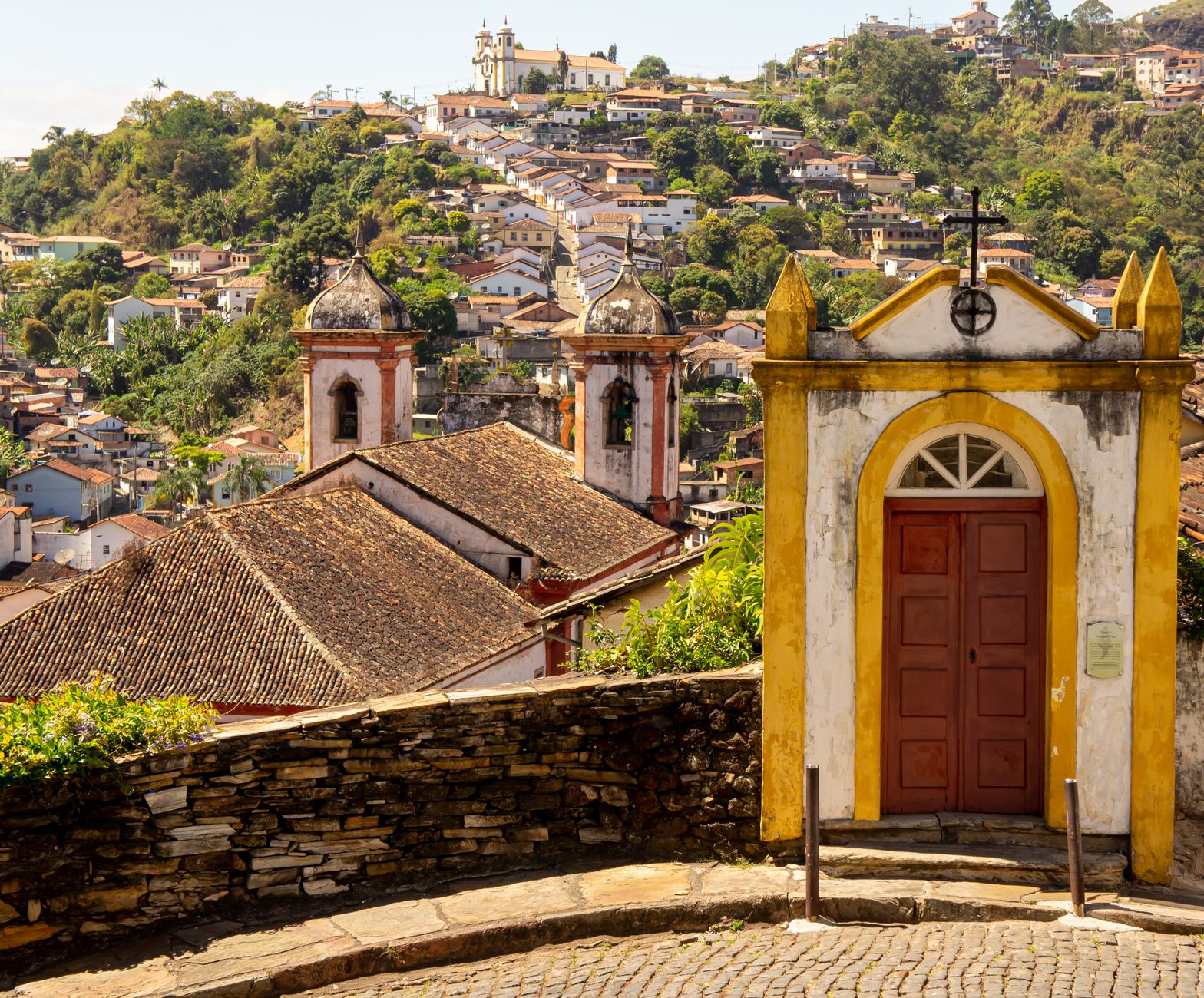 Arquitetura colonial e igreja histórica em Ouro Preto, Minas Gerais